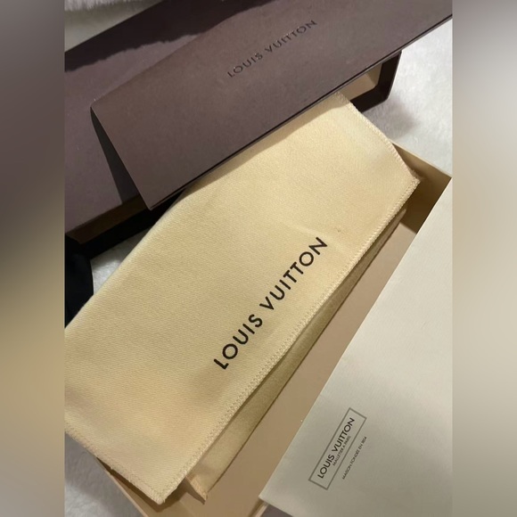 100% Authentic. Louis Vuitton Brown Checkered Wallet - Picture 16 of 16